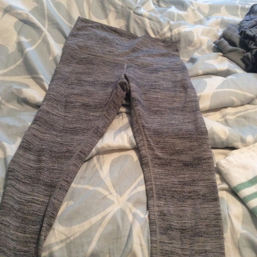 Luluemon size 10 grey cropped leggings